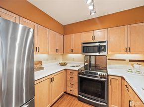 827 Hiawatha Place S 515, Seattle WA 98144