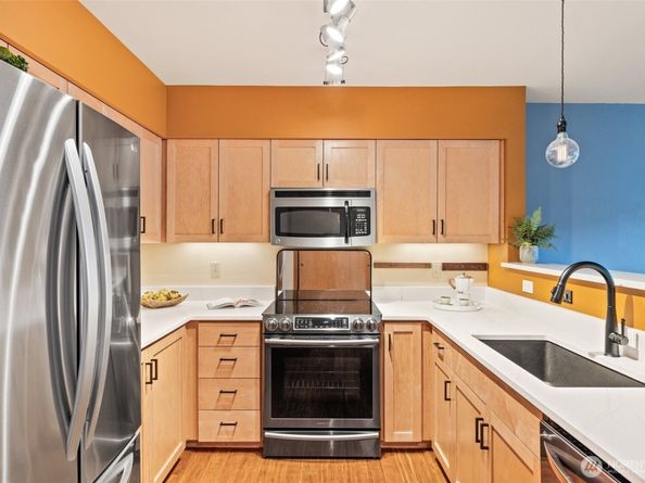 827 Hiawatha Place S 515, Seattle WA 98144