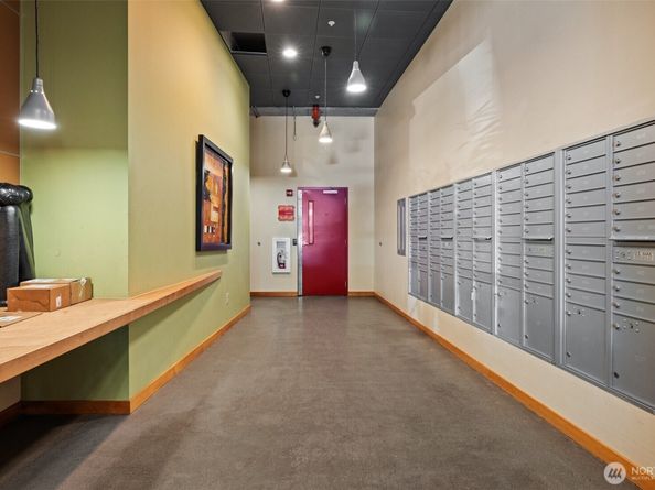 827 Hiawatha Place S 515, Seattle WA 98144