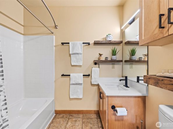 827 Hiawatha Place S 515, Seattle WA 98144