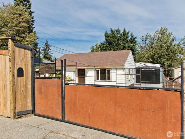 3228 SW 97th Street, Seattle WA 98126