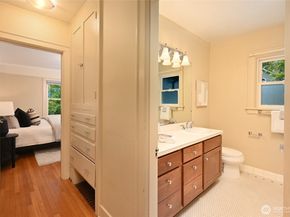 2562 6th Avenue W, Seattle WA 98119