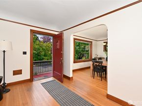2562 6th Avenue W, Seattle WA 98119