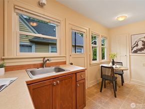 2562 6th Avenue W, Seattle WA 98119