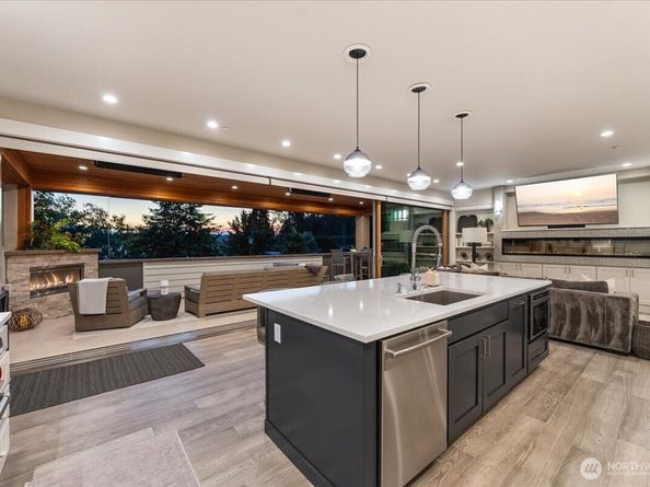 11822 Holmes Point Drive NE, Kirkland WA 98034