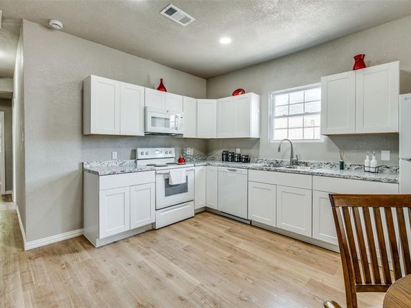 1245 E Allen Avenue , Fort Worth Texas 76104