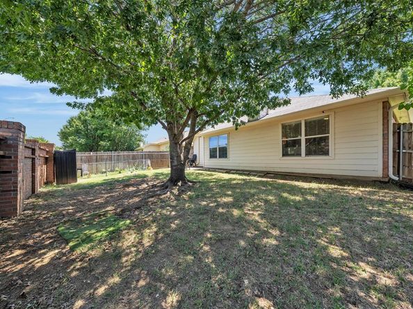 300  Elk Run Drive , Fort Worth Texas 76140