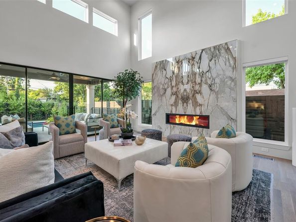 419 W Colorado Boulevard , Dallas Texas 75208
