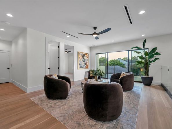 419 W Colorado Boulevard , Dallas Texas 75208