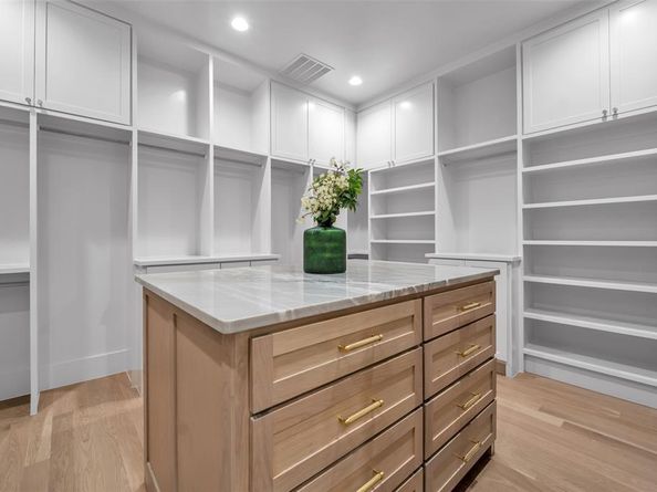 419 W Colorado Boulevard , Dallas Texas 75208