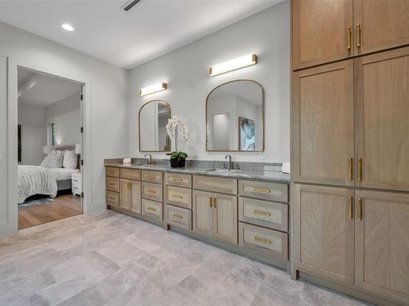419 W Colorado Boulevard , Dallas Texas 75208