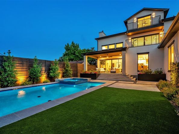 419 W Colorado Boulevard , Dallas Texas 75208