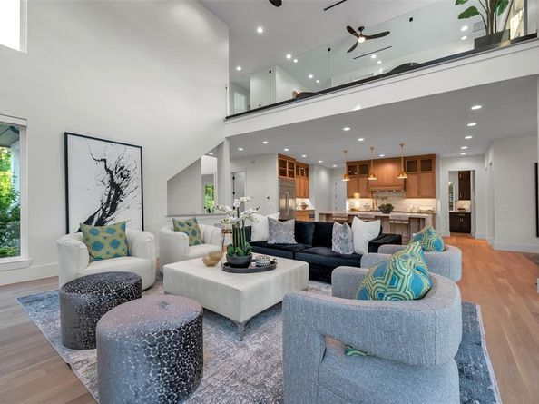 419 W Colorado Boulevard , Dallas Texas 75208