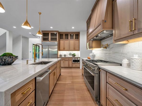 419 W Colorado Boulevard , Dallas Texas 75208