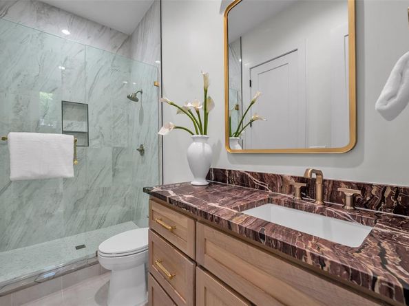 419 W Colorado Boulevard , Dallas Texas 75208