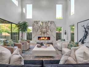419 W Colorado Boulevard , Dallas Texas 75208