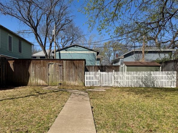 209 S Edgefield Avenue , Dallas Texas 75208