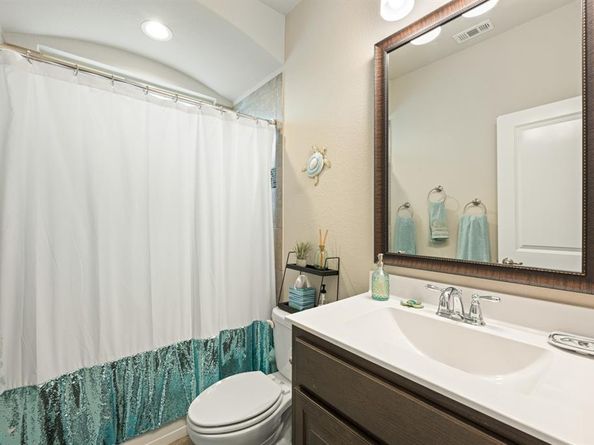 916  Falcon Road , Argyle Texas 76226