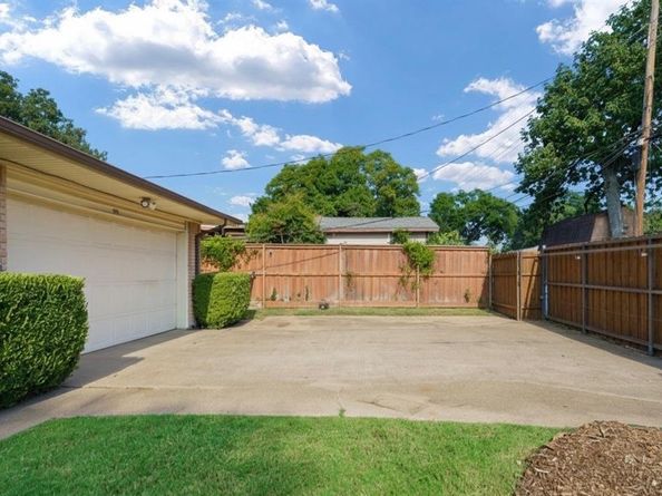 8318  Londonderry Lane , Dallas Texas 75228