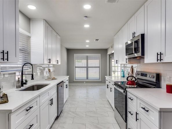 216  Meadowhill Drive , Benbrook Texas 76126