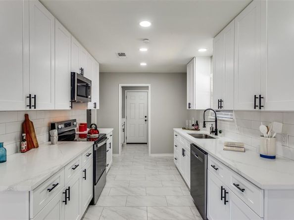 216  Meadowhill Drive , Benbrook Texas 76126