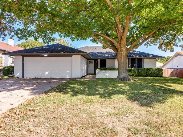 216  Meadowhill Drive , Benbrook Texas 76126
