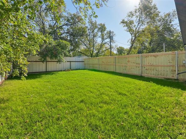 828  Stamps Avenue , Fort Worth Texas 76114