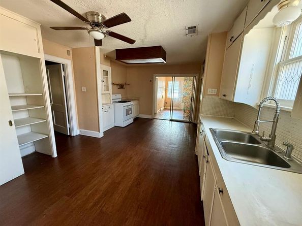 2946  Lipscomb Street , Fort Worth Texas 76110