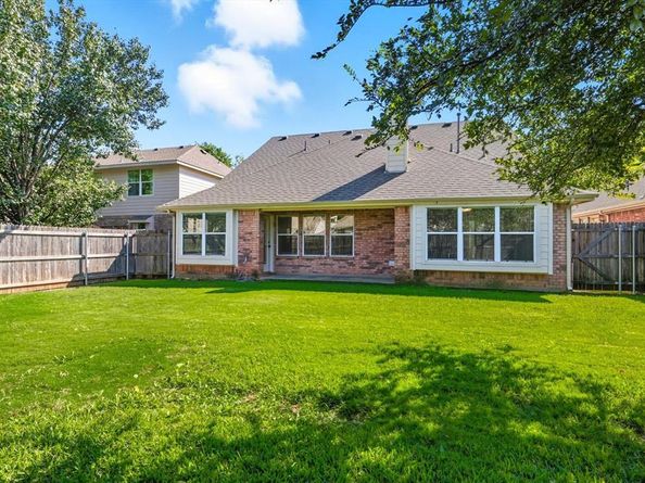 5904  Meadowglen Drive , Denton Texas 76226