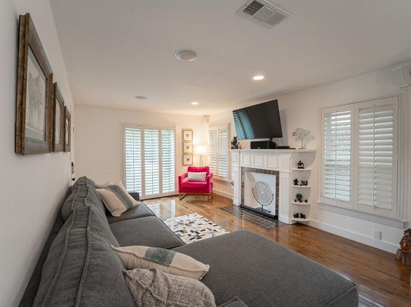 5104  Maple Springs Boulevard , Dallas Texas 75235