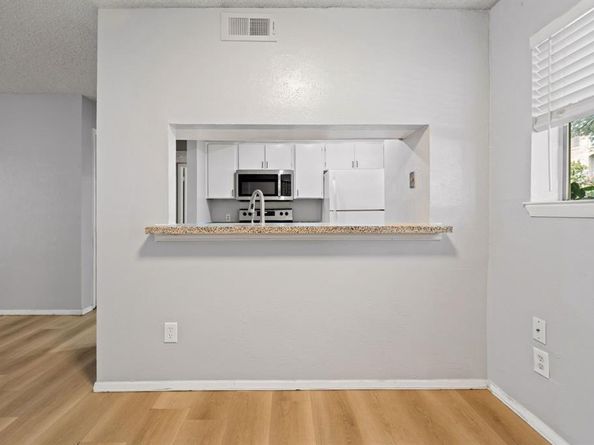 4211  Holland Avenue  105, Dallas Texas 75219