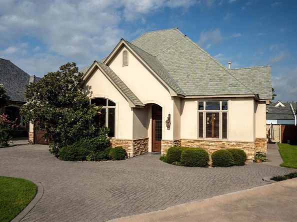 12  Park Row Court , Pantego Texas 76013