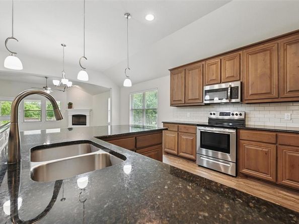 512  Hidden Springs Trail , Azle Texas 76020