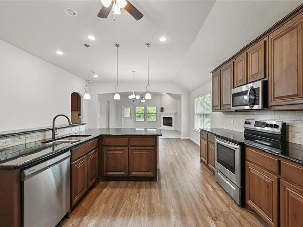 512  Hidden Springs Trail , Azle Texas 76020