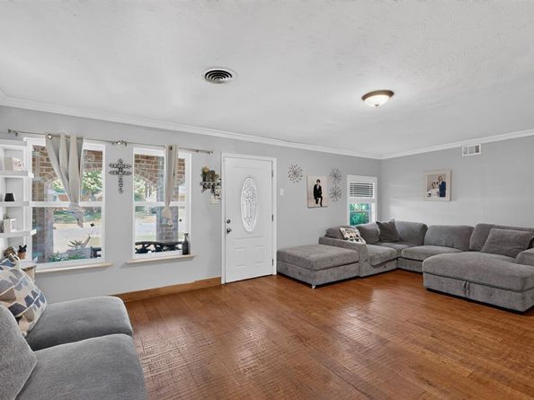 2520  Hillsboro Avenue , Dallas Texas 75228