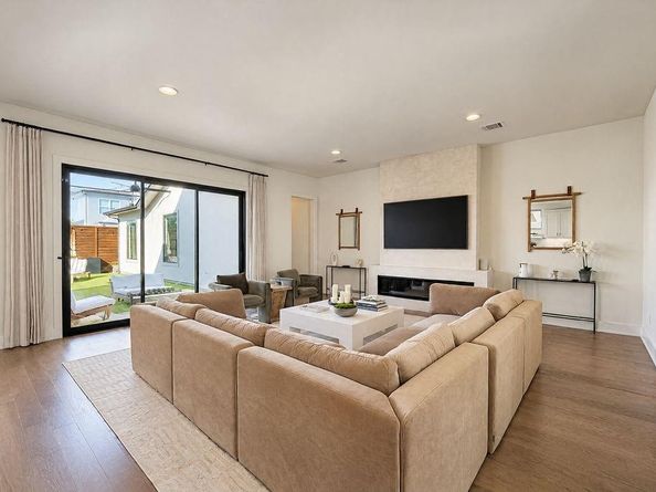 4515  Cowan Avenue , Dallas Texas 75209