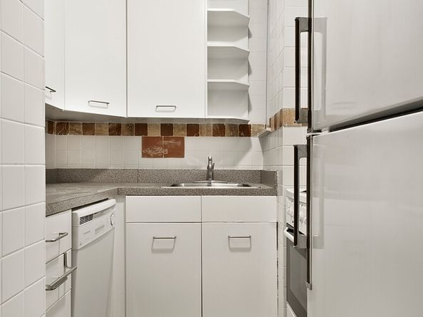 425 West 24th Street 4E, New York NY 10011