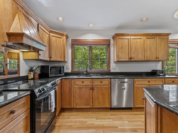 59 Snowberry Lane, New Canaan CT 06840