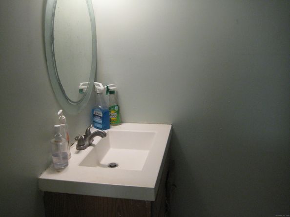 90 Tom Thumb Street, Bridgeport CT 06606