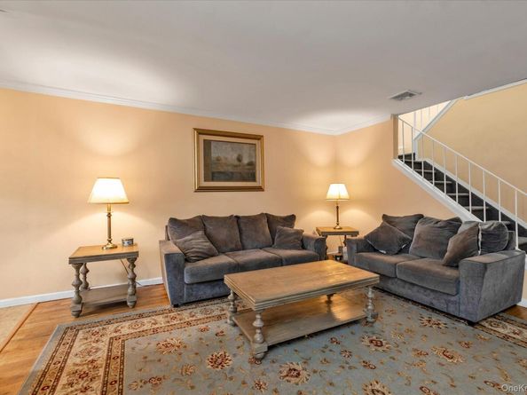 88 E Valley Stream Boulevard 6, Valley Stream NY 11580