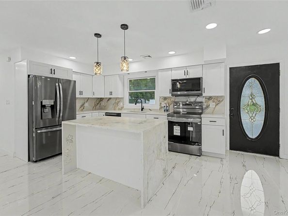 6 Regal Lane, Levittown NY 11756