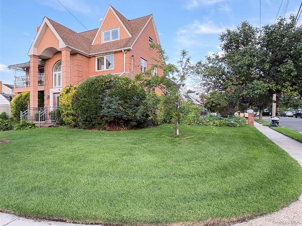 34 Marlowe Road, Valley Stream NY 11580