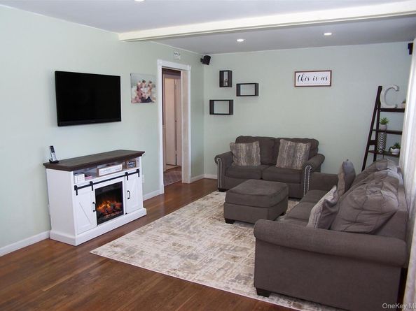 31 Saint Joseph Avenue, Ronkonkoma NY 11779