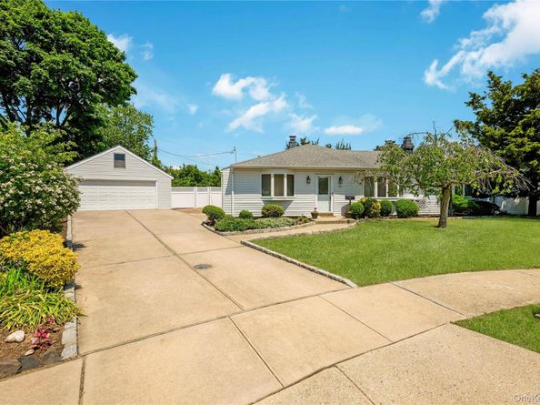 2316 Poe Court, Seaford NY 11783