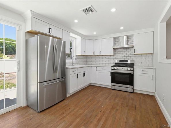 27 New Avenue, Wyandanch NY 11798