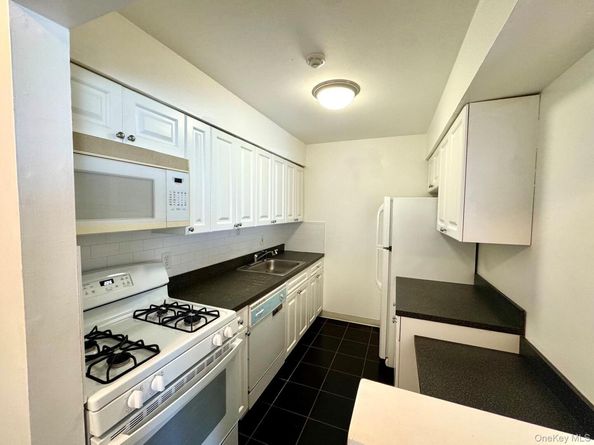 71 Pointe Circle S 71, Coram NY 11727