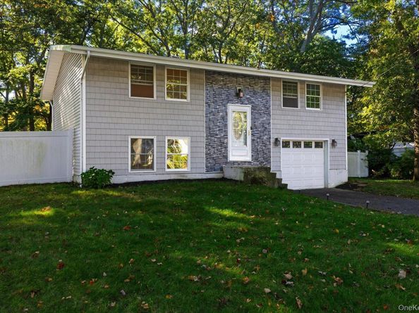 32 Lodge Lane, East Setauket NY 11733
