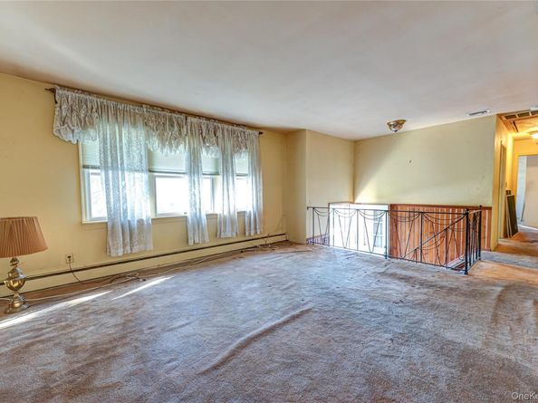 211 Matthews Road, Oakdale NY 11769