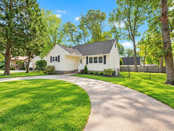 124 Officials Avenue, Holbrook NY 11741