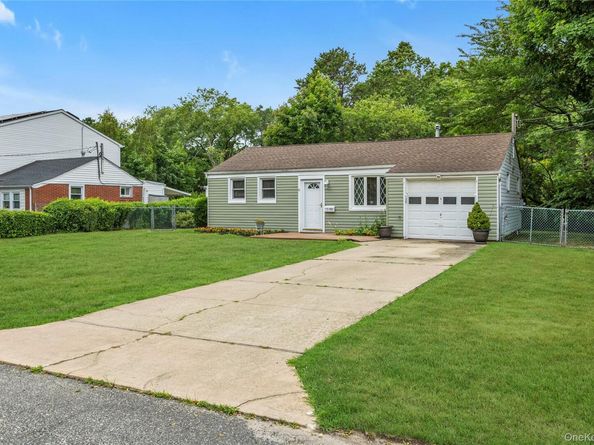 1580 N Gardiner Drive, Bay Shore NY 11706